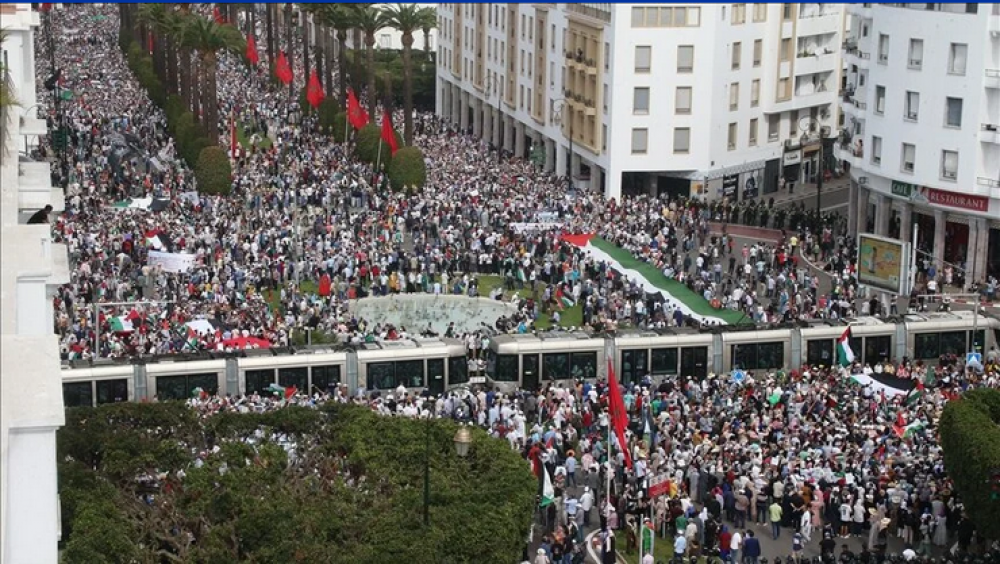 آلاف المتظاهرين في المغرب يطالبون بفتح المعابر وإنهاء الحرب على غزة.