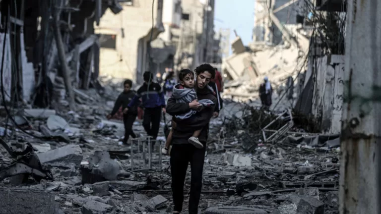 وفي رفح جنوب قطاع غزة، قتلت غارة جوية إسرائيلية سبعة فلسطينيين.