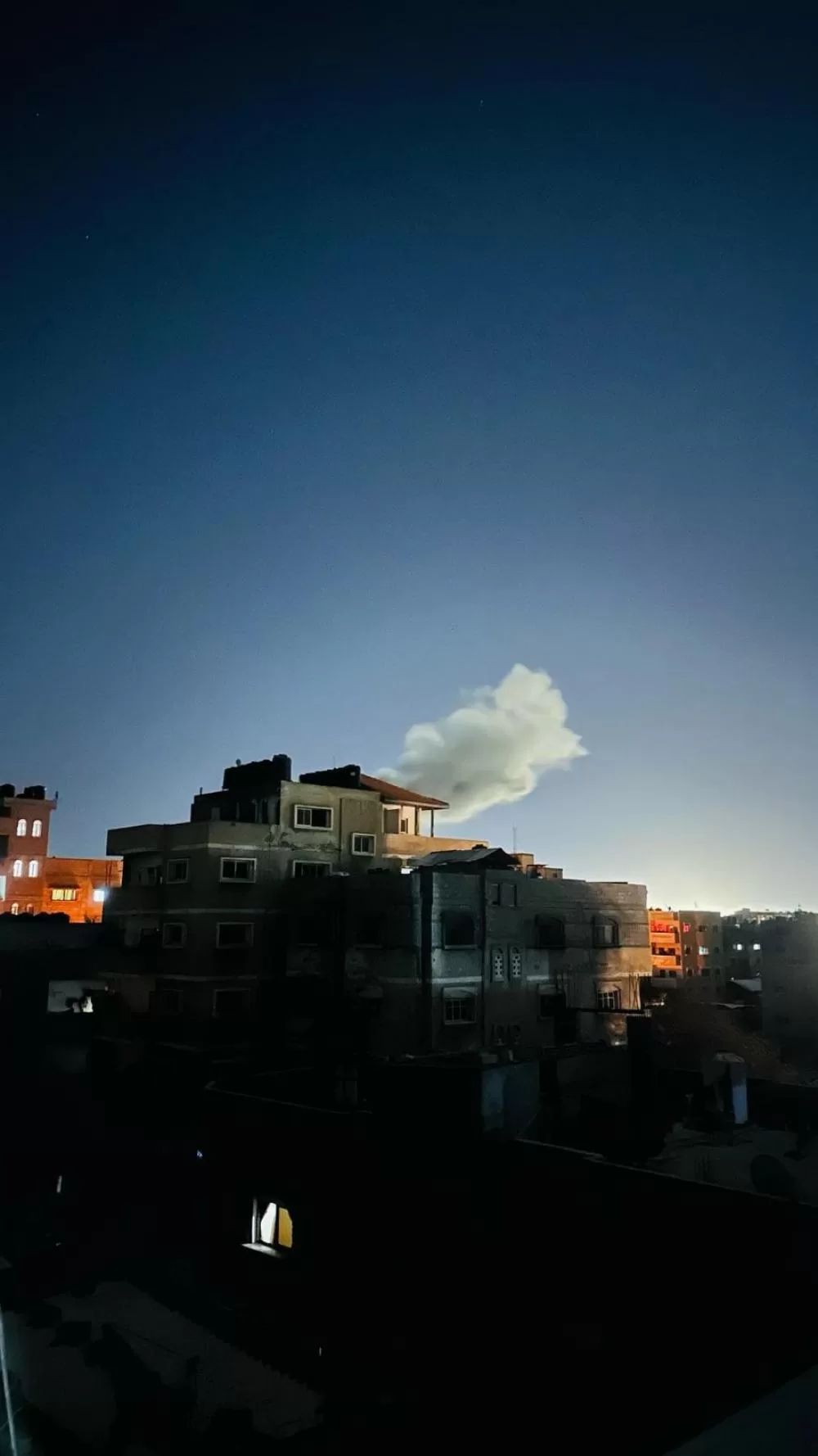 وأدى قصف إسرائيلي في حي السلام، جنوب رفح، إلى استشهاد ستة مواطنين.