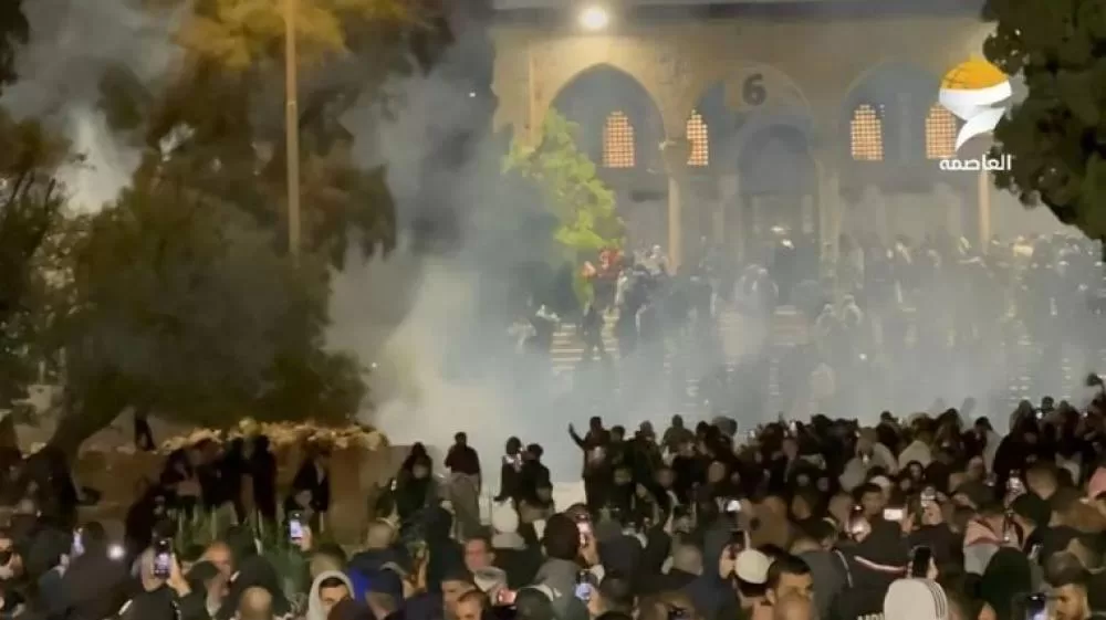 وبعد قمع الاحتلال للمصلين في المسجد الأقصى، حدثت اعتقالات وإصابات بحالات اختناق.