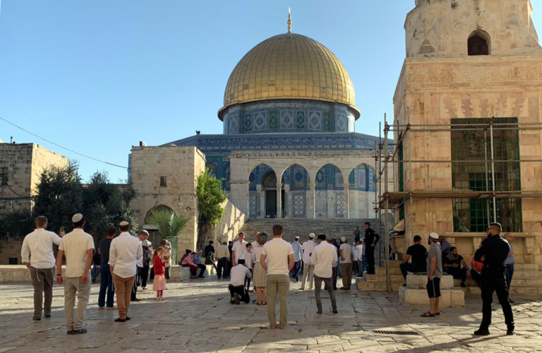 في اليوم السابع من عيد الفصح اليهودي، 217 مستوطنا يقتحمون المسجد الأقصى.