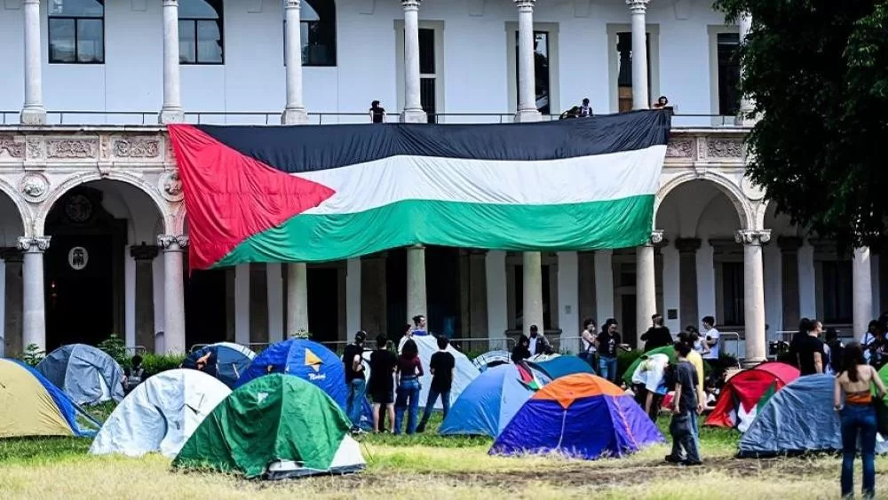 طلاب جامعة ميلانو الإيطالية يشاركون في الاعتصامات الطلابية تحت شعار "فلسطين حرة".