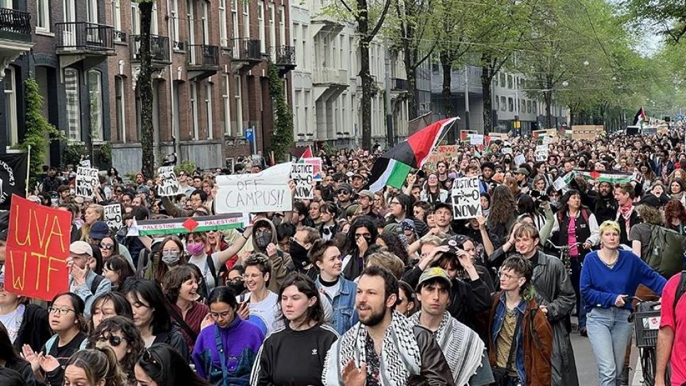 طلاب جامعة أمستردام ما زالوا يجلسون تضامناً مع غزة.