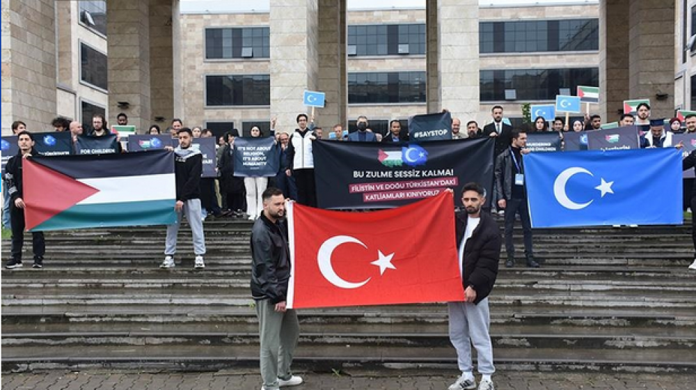 طلاب الجامعات التركية يدعمون نظرائهم الأمريكيين بالوحدة والتضامن.