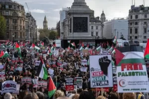 ويطالب آلاف المتظاهرين في بروكسل الاحتلال بوقف هجومه على غزة.