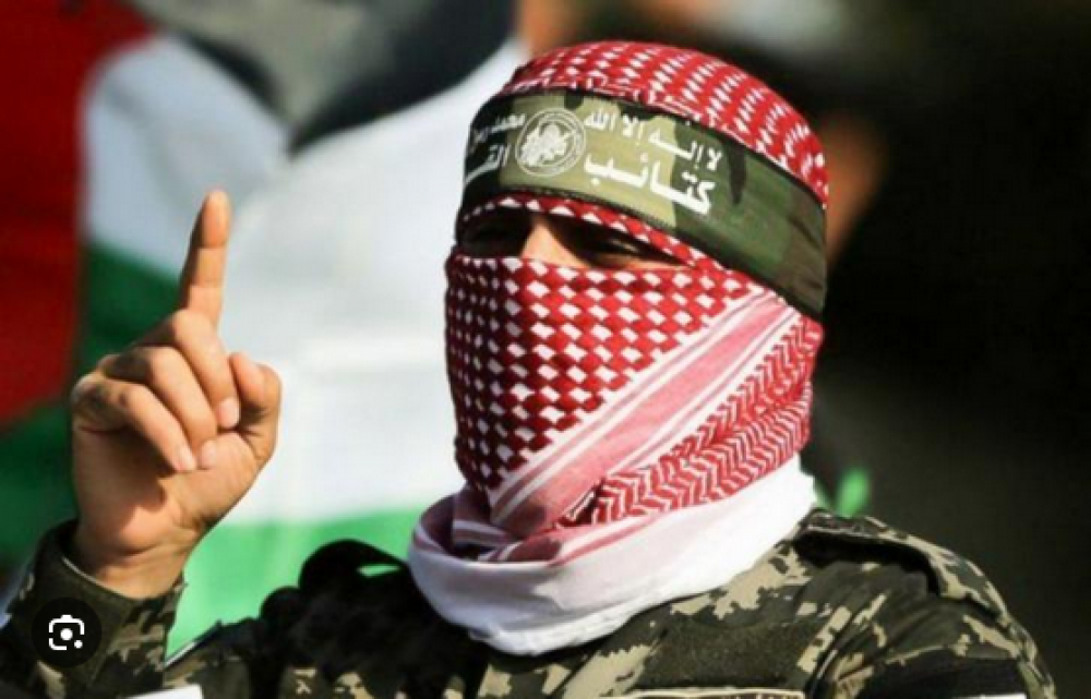 أبو عبيدة: بعد إصابته خلال قصف الاحتلال على قطاع غزة، توفي أسير إسرائيلي.