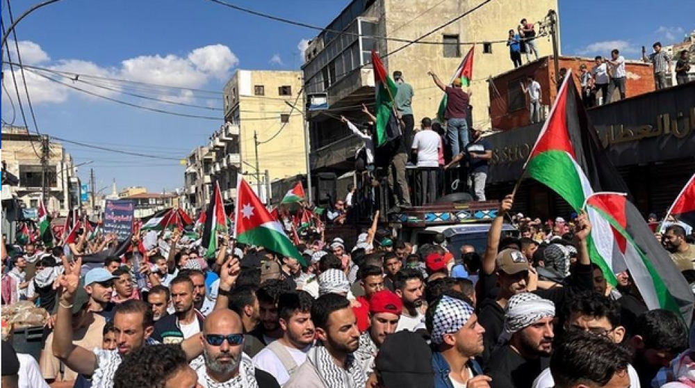 مئات الأردنيين يتظاهرون احتجاجاً على العدوان الإسرائيلي على رفح.