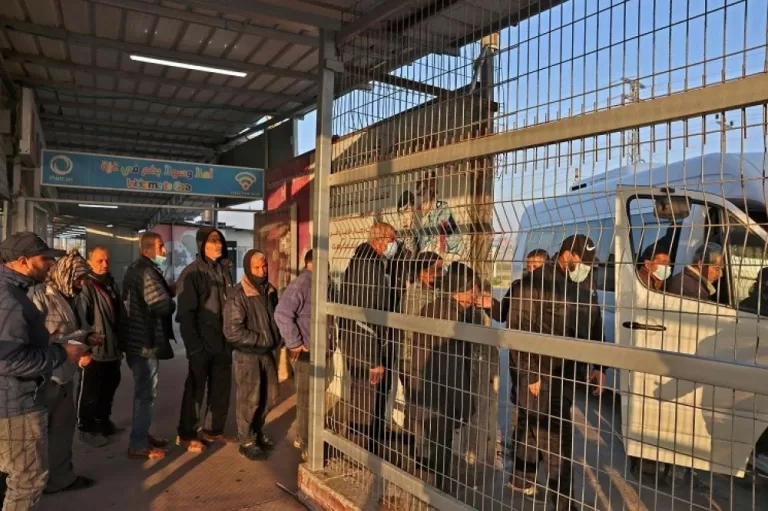 حماس: العمال الفلسطينيون يعانون من أقسى أنواع سوء المعاملة والتعذيب والترهيب.