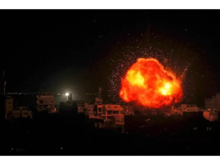 واستشهد أربعة أشخاص في قصف إسرائيلي استهدف منزلاً في قلب مدينة رفح.