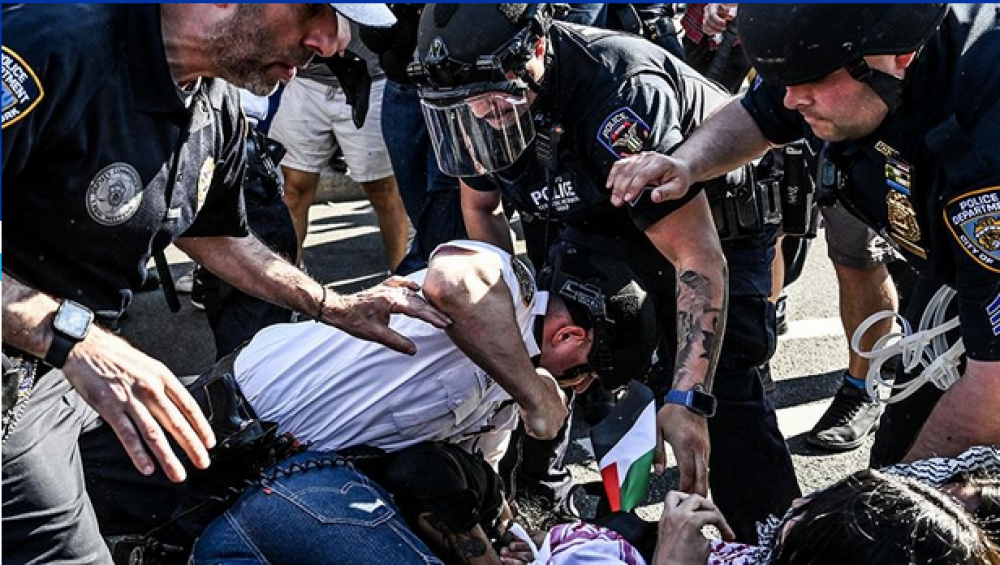الشرطة في نيويورك تفرق مظاهرة مؤيدة لفلسطين.