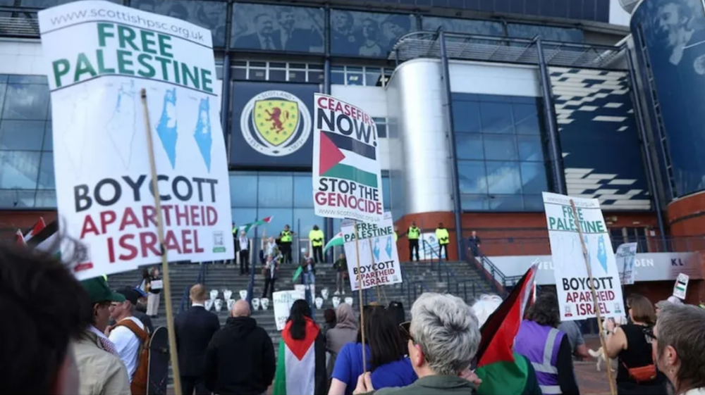 تأجيل مباراة اسكتلندا وإسرائيل لأكثر من ثلاثين دقيقة بسبب رسالة احتجاج.