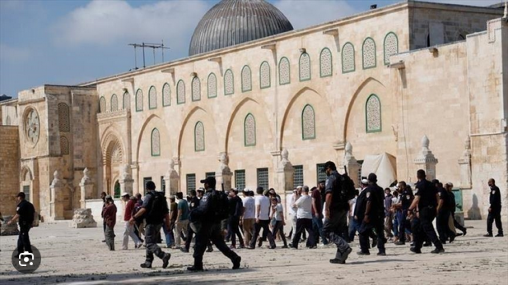 عشرات المستوطنين يقتحمون باحات الأقصى gazapress