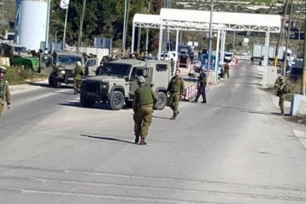 الاحتلال يغلق حاجز جبع بالقدس ويطلق قنابل الغاز صوب المواطنين gazapress